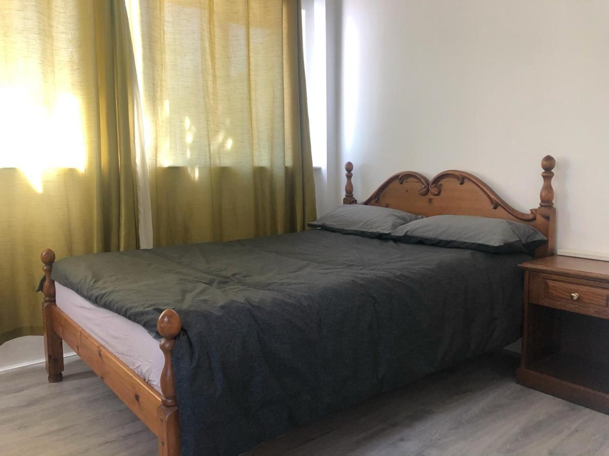 Double Room With Private Bathroom In A 2-Bedrooms House 런던 외부 사진