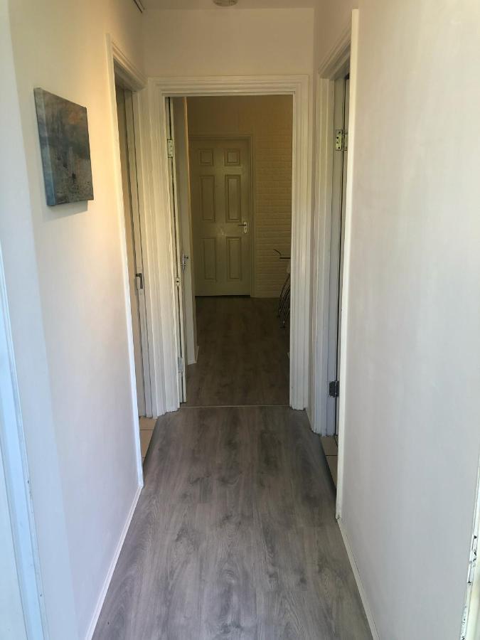 Double Room With Private Bathroom In A 2-Bedrooms House 런던 외부 사진