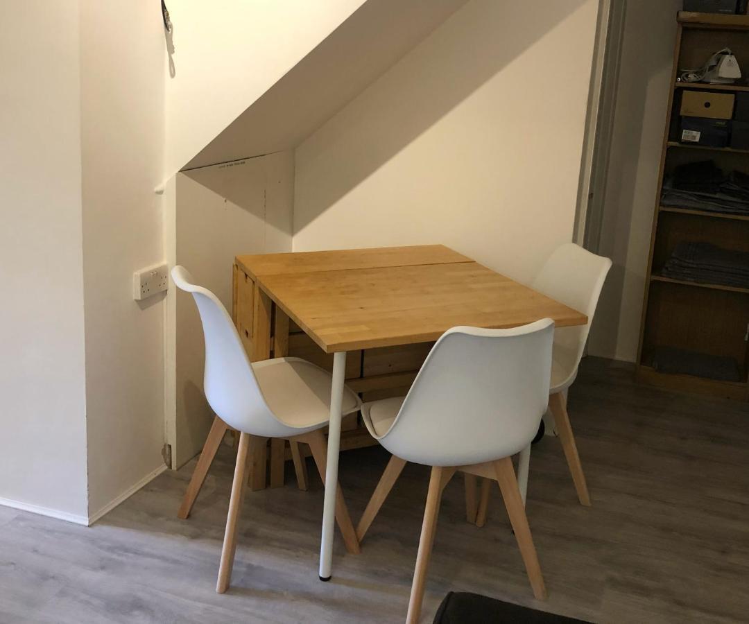 Double Room With Private Bathroom In A 2-Bedrooms House 런던 외부 사진